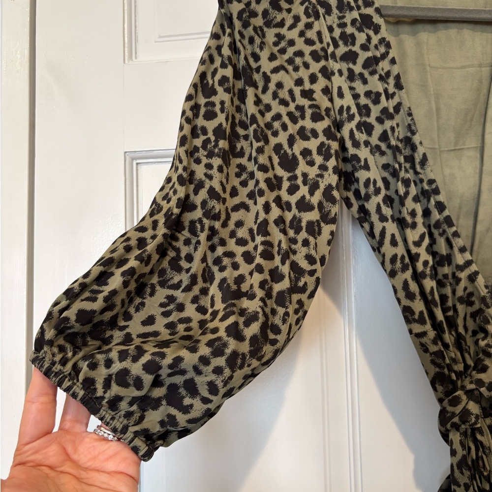Good American sage green leopard wrap maxi dress size 1 (US 6) - Picture 4 of 5